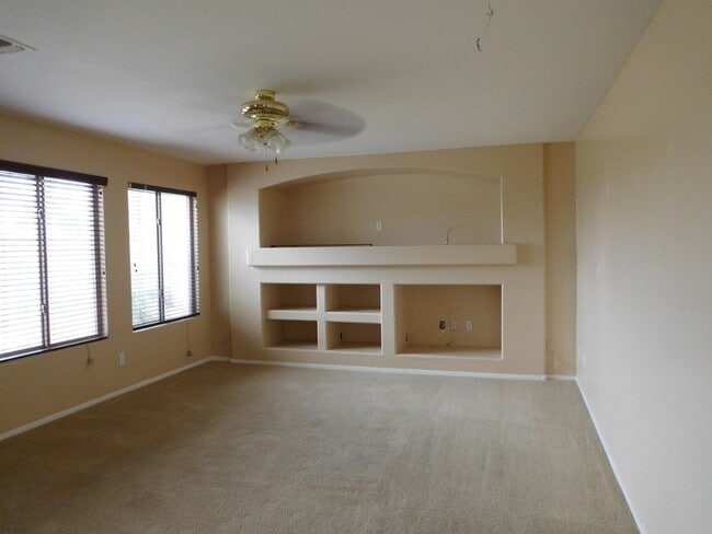 Building Photo - Huge 2700 SFT, Golf-view Community in Villages at Queen Creek!