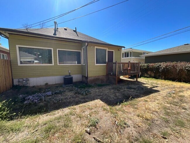 Building Photo - 3 bedroom 2 bath 1 car garage Home- Small Dog Friendly