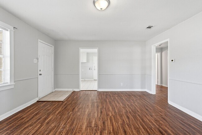 Building Photo - 729 13th Ave N