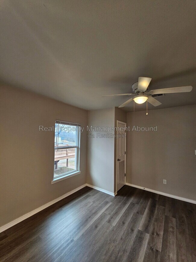Building Photo - 727 S Olympia Ave