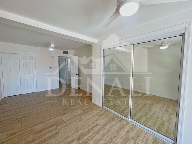 Building Photo - 2401 E Meadowbrook Ave