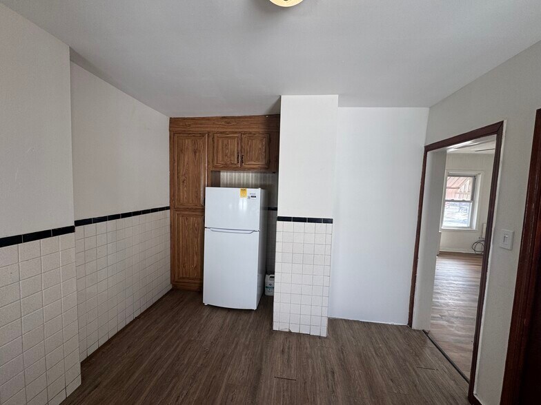 Building Photo - 10 Anderson St