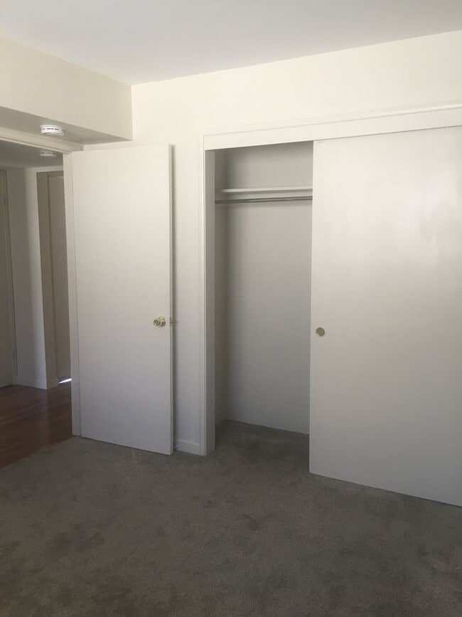 Building Photo - 2 bed, one bath Duplex Private courtyard, ...