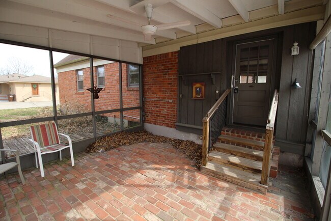 Building Photo - Three bedroom home off S Pope Lick Rd