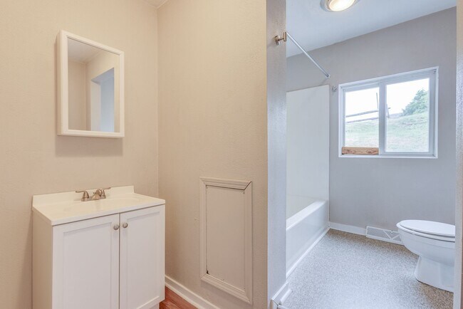 Building Photo - 1022 E Warrington Ave