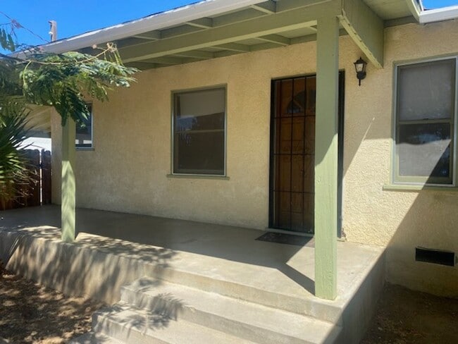 Building Photo - Looking for space, look no further!