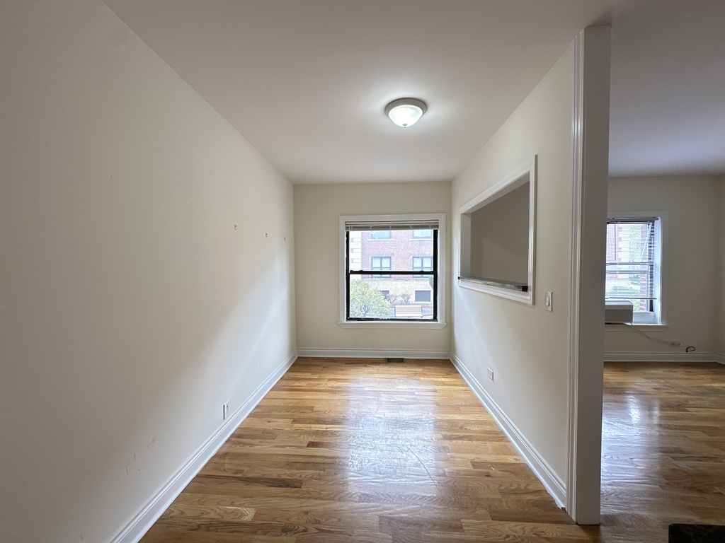 Building Photo - 816 W Waveland Ave