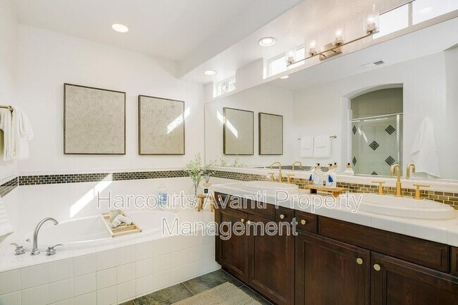 Building Photo - 409 N Cedros Ave