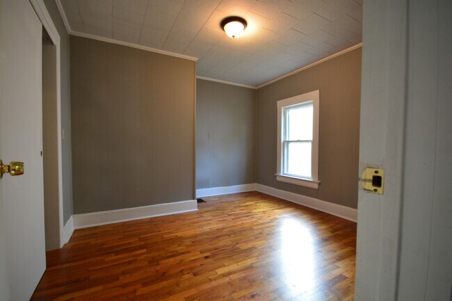 Building Photo - 3 Bedroom Home with lots of EXTRAS