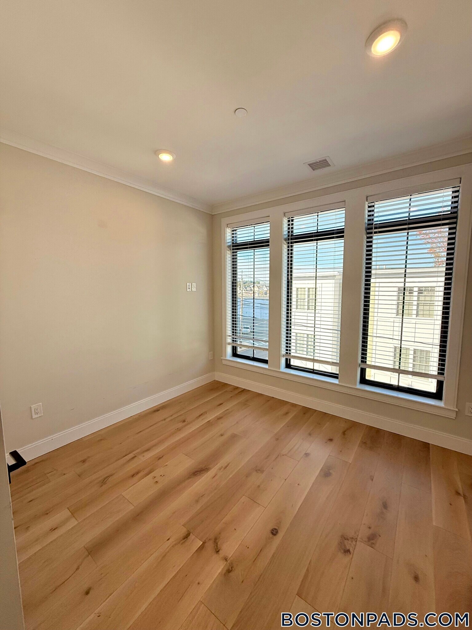 Building Photo - 157 Everett St