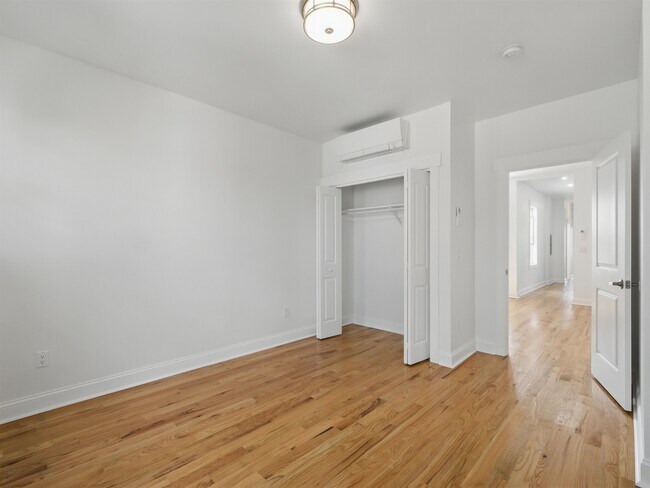 Building Photo - 18 Poplar St