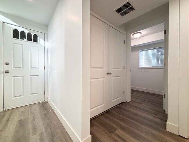 Building Photo - Beautiful Sandy Remodel Near Union Park!