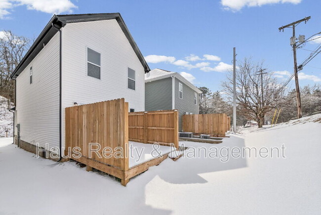 Building Photo - 839 Cumberland Dr