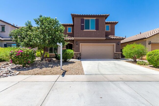 Building Photo - TIERRA DEL RIO- Large home with Solar!