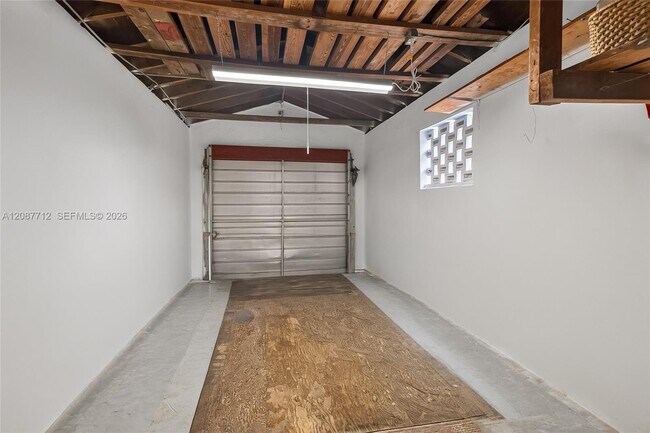 Building Photo - 9805 NE 4th Avenue Rd