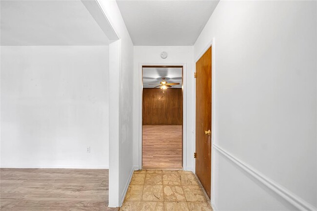 Building Photo - 8447 Sterlingshire St