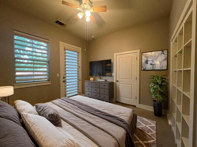 Building Photo - 2520 Bluebonnet Ln