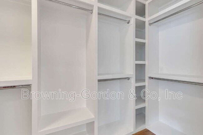 Building Photo - 1137B Kirkland Ave