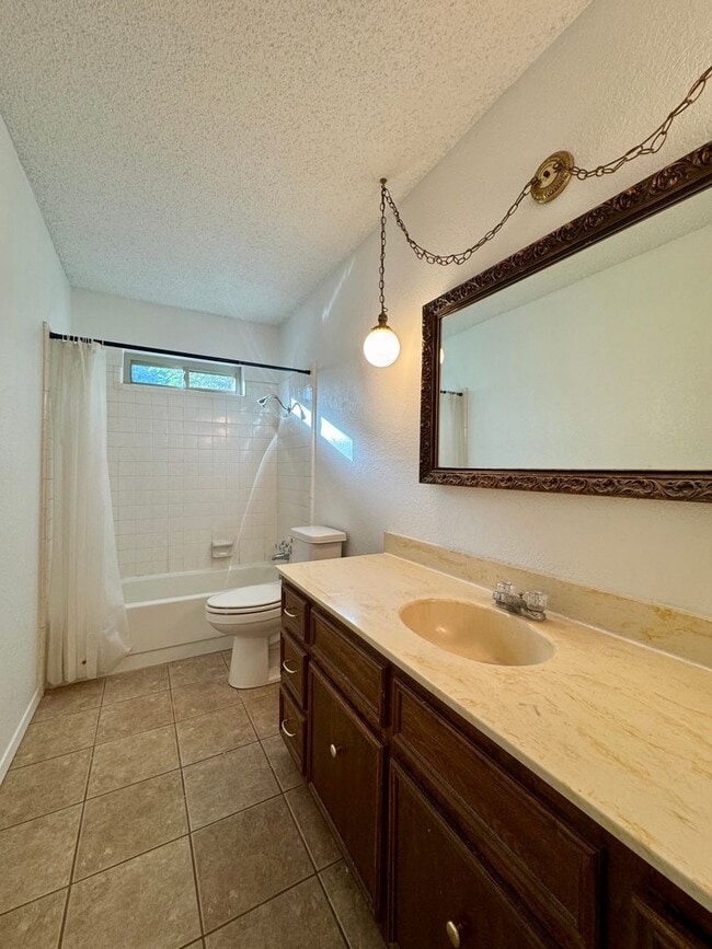 Building Photo - Updated Single Family Home | Midway ISD