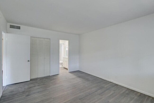 Building Photo - 5111 W Oakland Park Blvd
