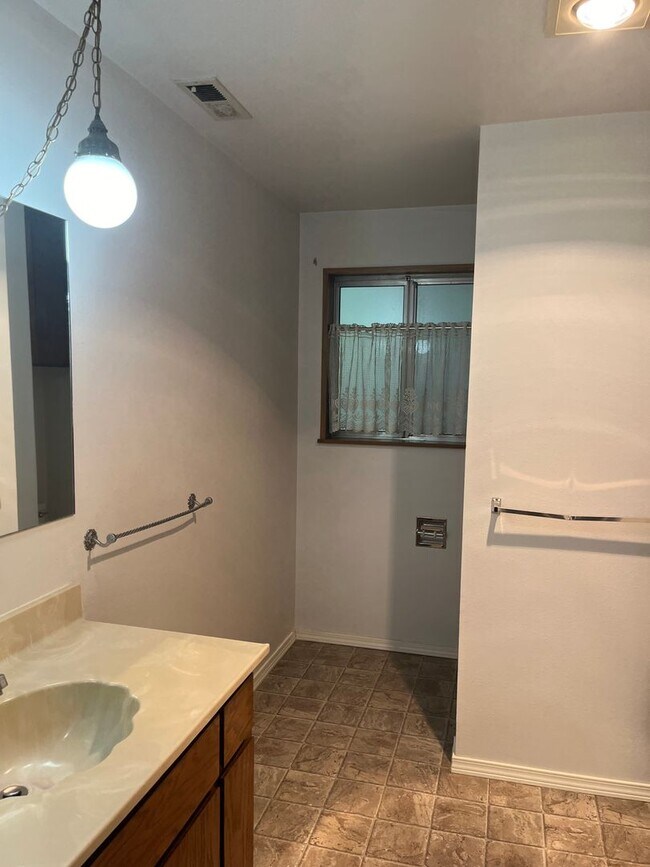 Building Photo - 3 bed / 2 bath house
