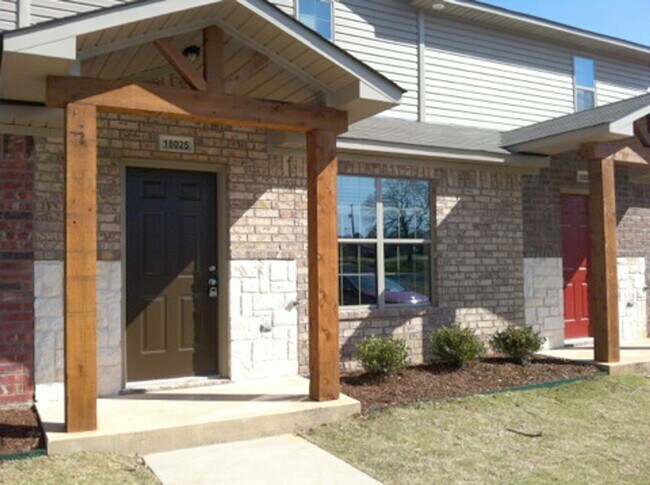 Building Photo - Coming Soon! 1 Bedroom 1.5 Bath Townhome f...