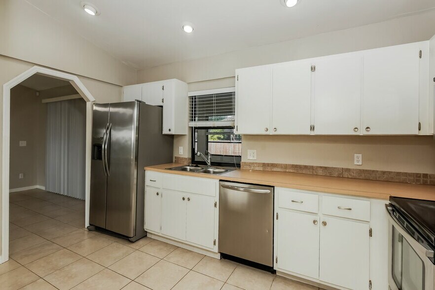 Building Photo - 2126 SW 14th Ave