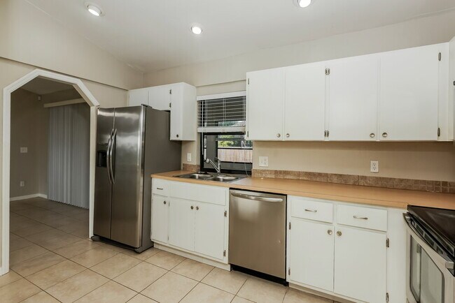 Building Photo - 2126 SW 14th Ave