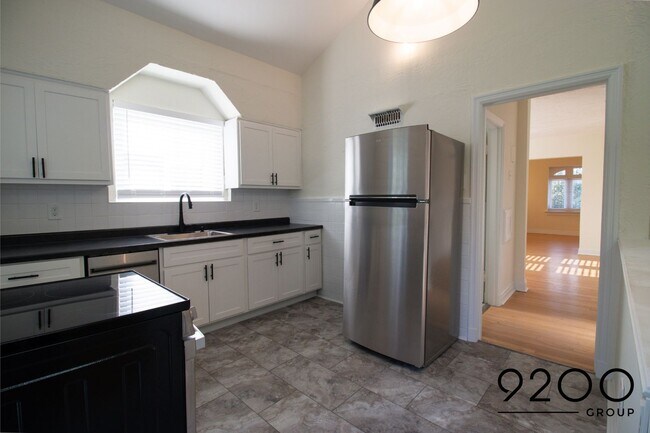Building Photo - 1 Bed / 1 Bath- NEWLY RENOVATED APARTMENT ...