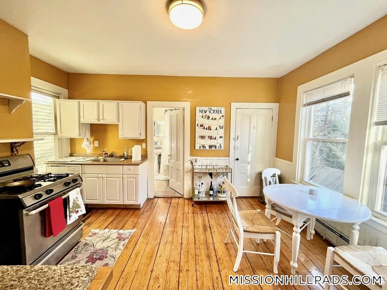 Building Photo - 44 Delle Ave