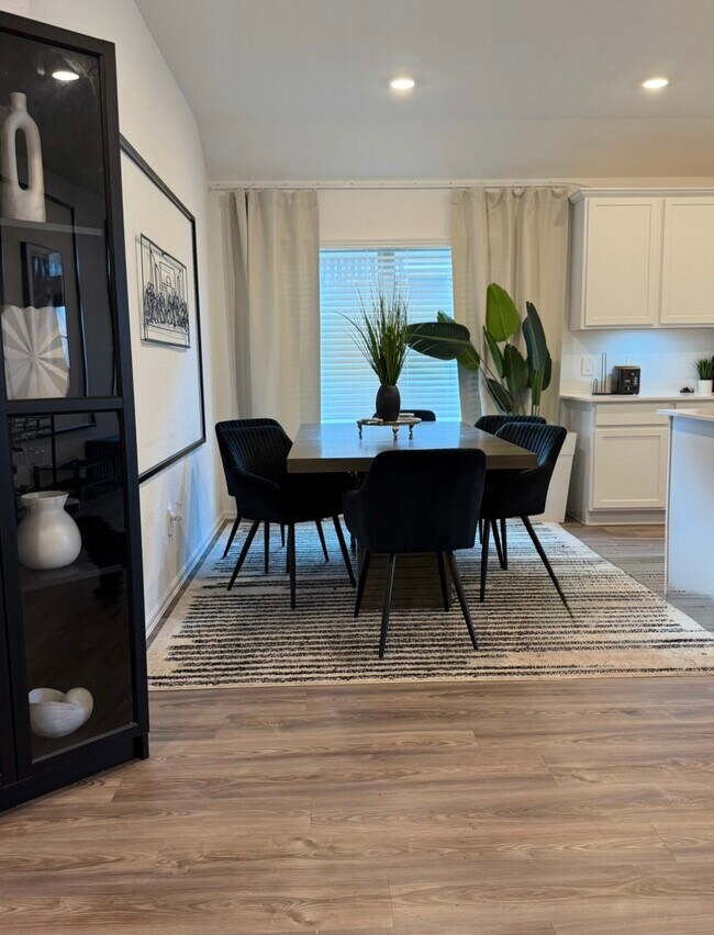 Building Photo - 3618 Oakvale Dr