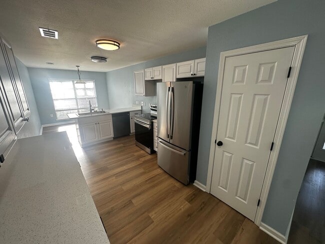 Building Photo - Quiet Neighborhood Living