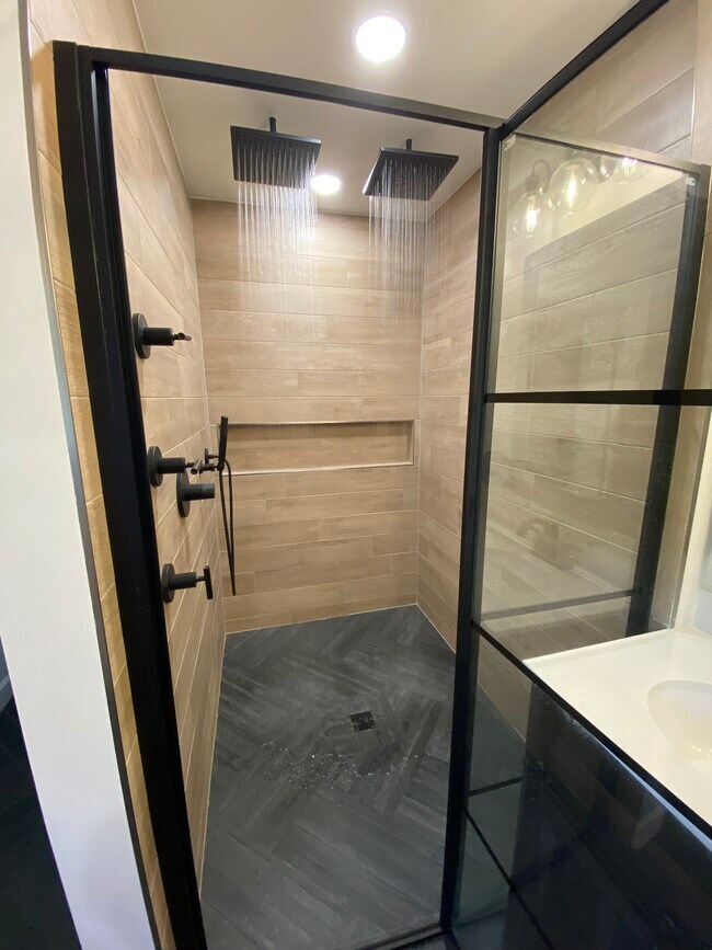 Building Photo - 471 W 67th St