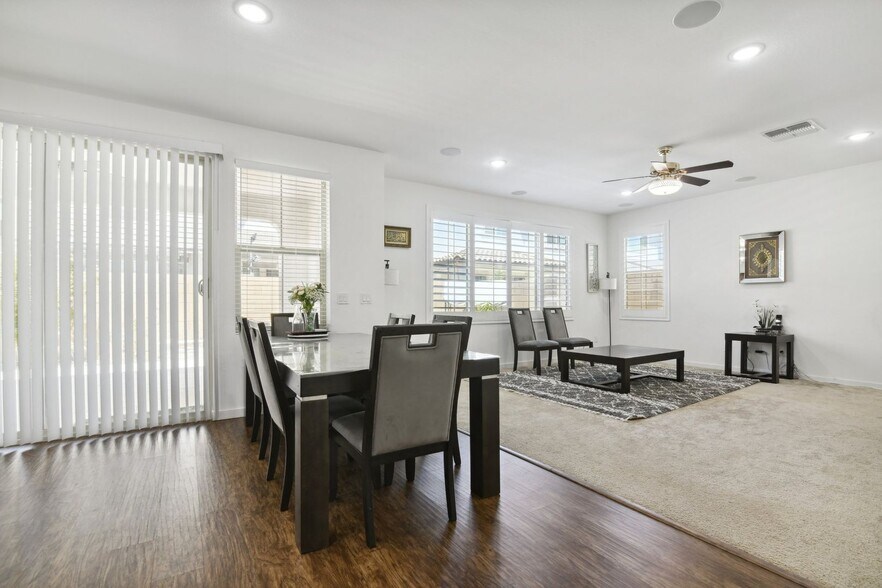 Building Photo - 1350 W Javelina Dr