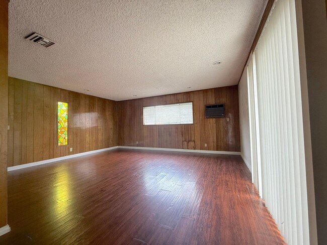 Building Photo - 4719 La Presa Ave