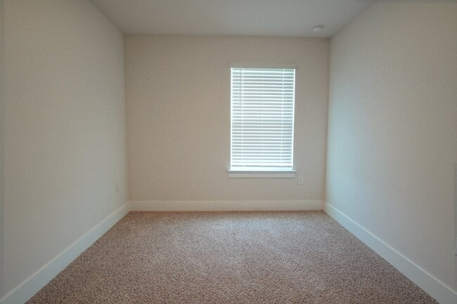 Building Photo - Spacious 3BR/2.5BA Townhome with 1-Car Garage in Admiral’s Quarters—Pool, Dog Park, Near 9 Mile R...