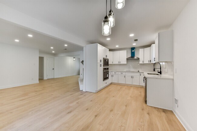 Building Photo - 5946 Valkeith Dr