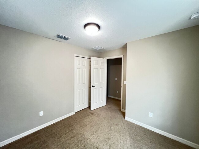 Building Photo - INCREDIBLE 3 Bedroom, 2 Bathroom Home in Ocala!!