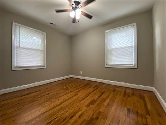 Building Photo - Selwyn/Collins Park area  3 bed, 1 bath Bu...