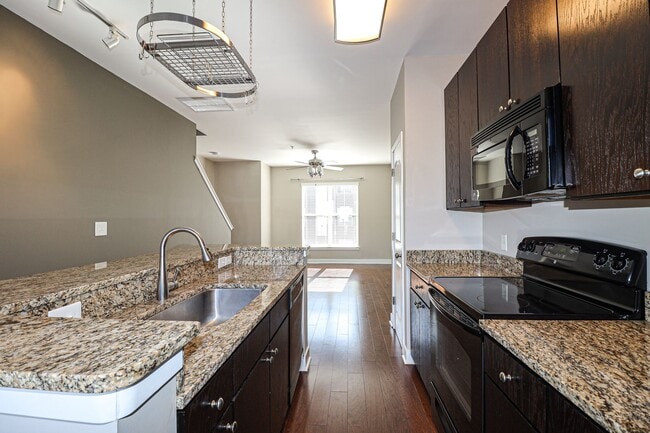 Building Photo - 3 story townhome with Uptown View