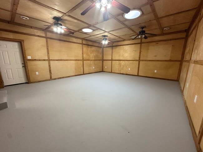 Building Photo - Beautifully Renovated 4 bedroom / 2 bath h...