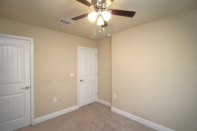 Building Photo - 3BR/2BA Home with Lawn Care Included – Mov...
