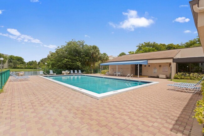 Building Photo - 2312 S Cypress Bend Dr