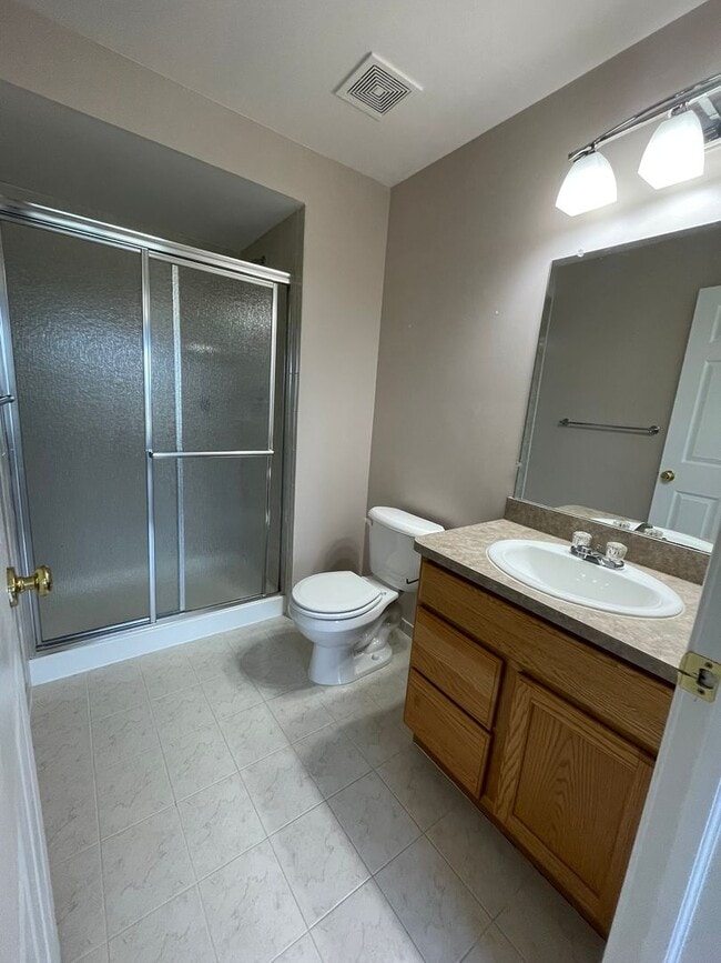 Building Photo - Bright Upper Condo with Garage | Near Shopping & Trails
