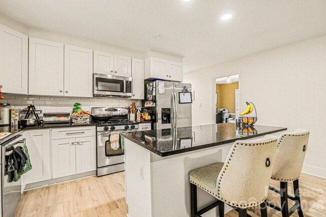 Building Photo - 2120 Rocky Knoll Dr