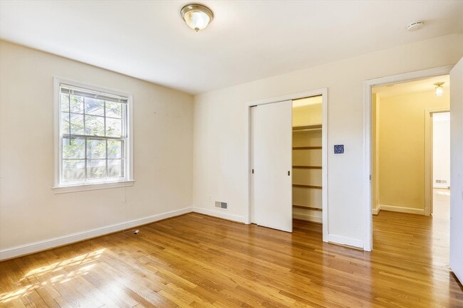 Building Photo - One Level Living -- 5bed / 3bath - Chevy Chase