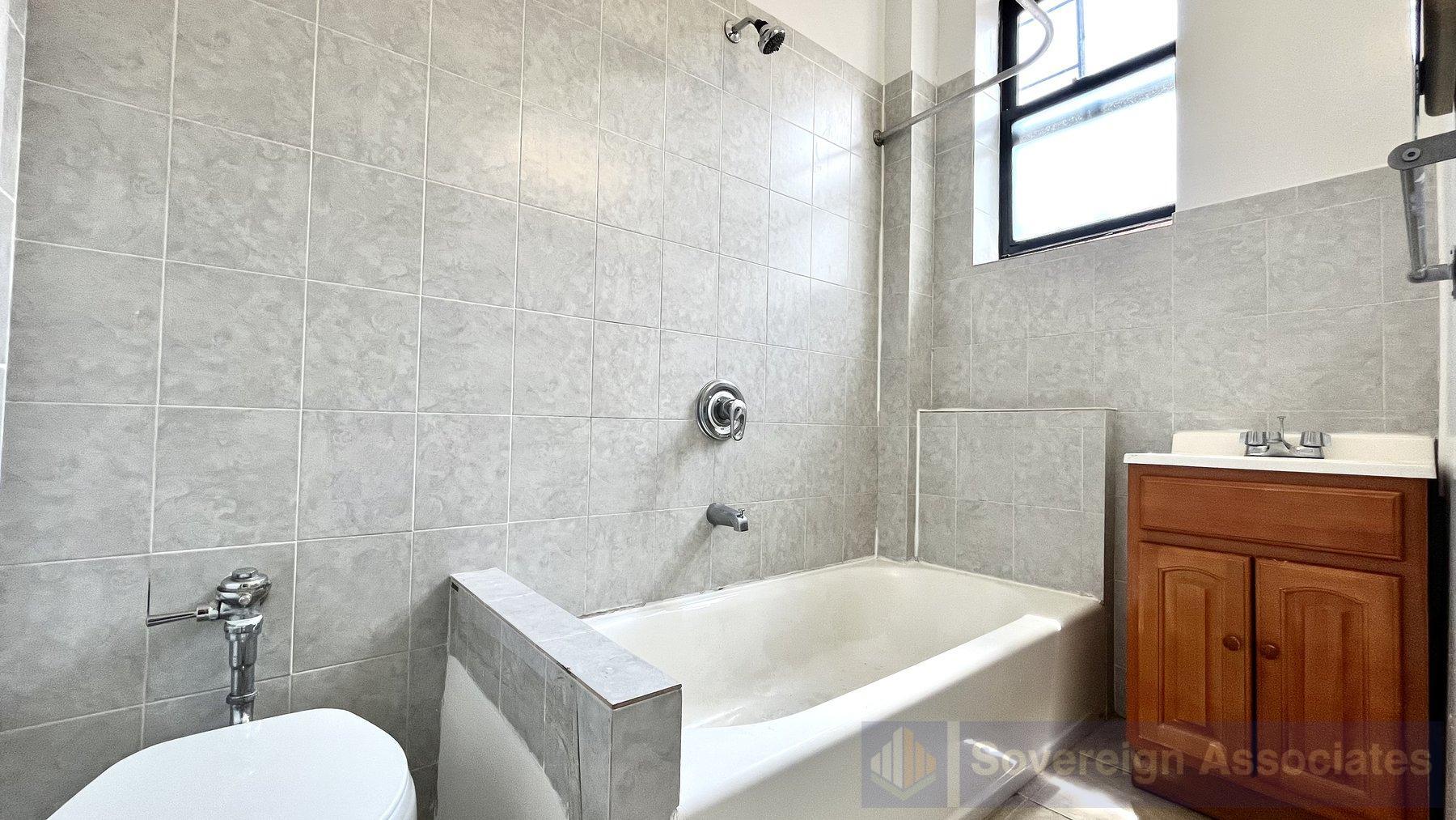 Building Photo - 45 Tiemann Pl