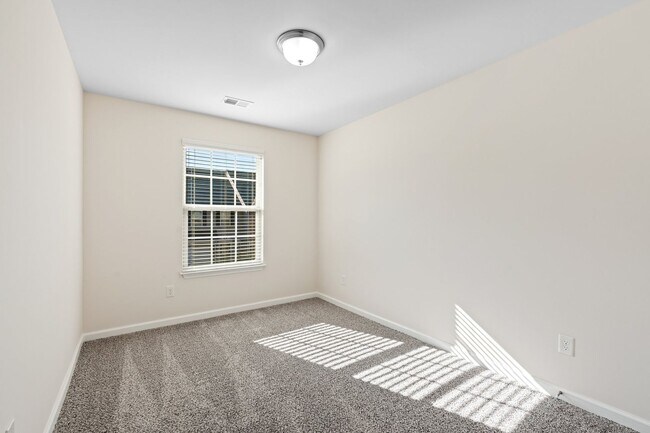 Building Photo - Beautiful 3 BR, 2.5 BA Townhome Easy Access to I-85 & I-385