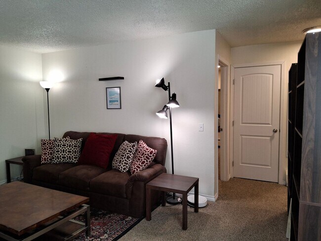 Building Photo - 3061 Lois Dr
