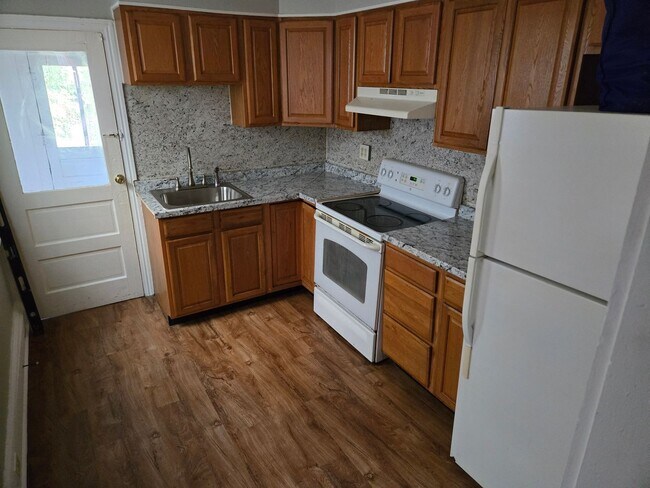 Building Photo - 3 Bedroom 1 Bathroom Townhouse